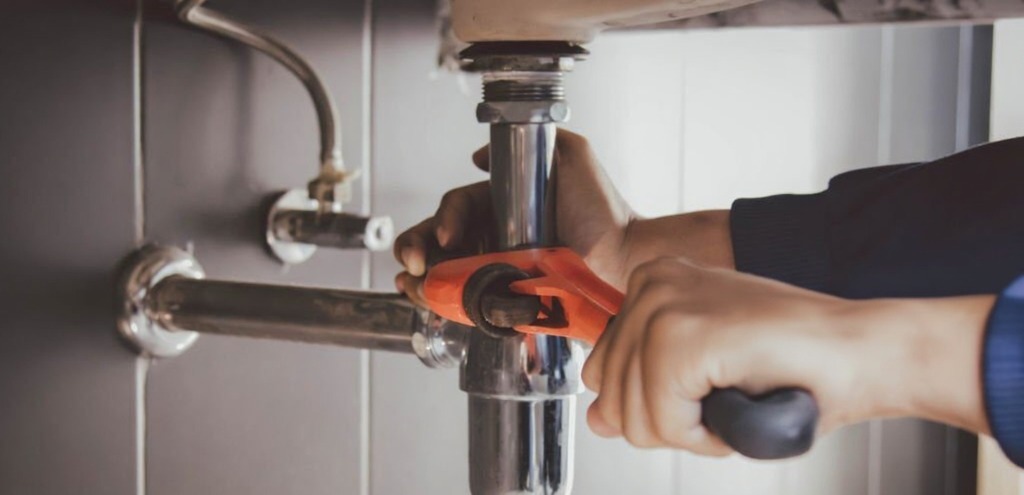 Fontanero instalando tuberías